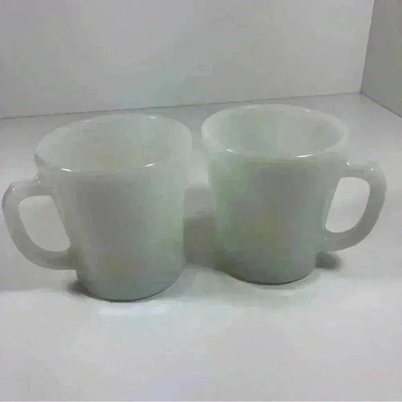 Set of  2 Vintage Oven-Proof Anchor Hocking milk glass mugs 1212 - Picture 1 of 8